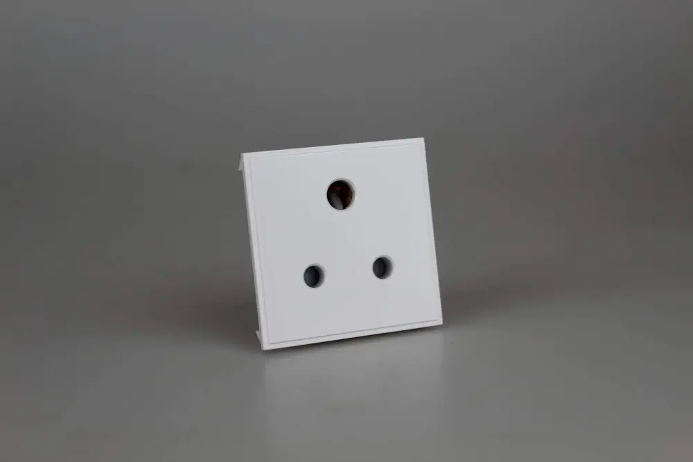 Varilight DRP5AW DataGrid Snow 5A 3 Round Pin Socket (2 DataGrid Spaces)
